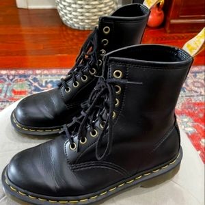 Womens 7, Men's 6 Vegan 1460 dr martens